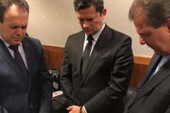 Sérgio Moro ganha Bíblia e recebe oração ao se encontrar com pastores dos Gideões | Notícias Gospel