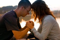 Mulher que passou 13 anos cega é curada após marido orar por ela: "Foi um milagre"