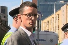 Professor que nega chamar aluno trans de 'ele' continua preso
