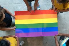 Professora é forçada a se demitir por não apoiar alunos trans