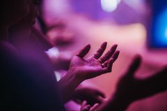 "Não se preocupe com governos e rumores, mas em viver para agradar a Deus", diz pastor