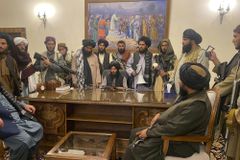 Talibã proíbe mulheres em universidade e prende manifestantes