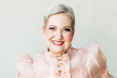 Morre Devi Titus aos 75 anos, autora que inspirou mulheres no Brasil