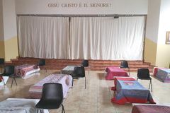 Pastor transforma igreja em abrigo para sem-teto durante pandemia, na Itália