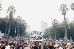 Mais de 12 mil cristãos se reúnem em adoração ao ar livre, na Califórnia