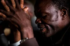 Pastor é forçado a comer comida envenenada por levar casal muçulmano a Jesus