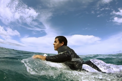 Surfista cego diz que fé o ajudou a realizar o sonho de surfar: ‘Deus me guia na onda’