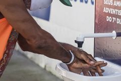 Igreja faz parceria com o governo para instalar pias visando ajudar moradores de rua | Notícias Gospel