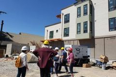 Igrejas fecham estacionamentos para construir casas para desabrigados