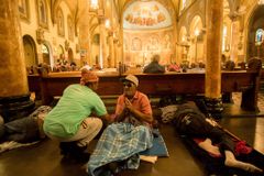 Igreja oferece abrigo e alimento para moradores de rua dormirem no templo | Notícias Gospel