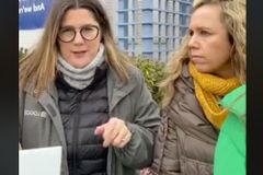 Estudantes cristãos são atacados enquanto oravam em frente a clínica de abortos | Notícias Gospel