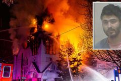Ativista trans é preso por ter ateado fogo a igreja histórica