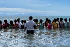 36 pessoas são batizadas em culto com ex-muçulmanos nas Filipinas