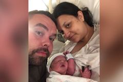 Casal se recusa abortar bebê com deformidade e vive milagre: "Não nos curvamos ao aborto"