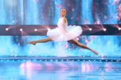 Bailarina brasileira sem braços dança louvor no America's Got Talent