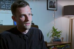 Professor cristão pode perder carreira por não usar pronome trans