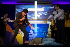 Novo filme de Marcelo Adnet satiriza pastores e a fé evangélica