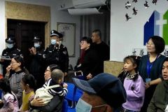 China: policiais invadem culto, prendem pastor e confiscam bíblicas