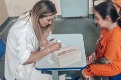 Pastora lança seu livro em penitenciária feminina: "Não existiria lugar melhor"