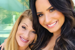 "Ela não estaria viva se não fosse pelas orações", diz mãe de Demi Lovato