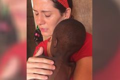 Missionária diz que a fome é real na África: "Muitos bebês morreram em meus braços"