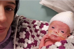 Bebê que foi declarado morto no útero volta à vida e surpreende