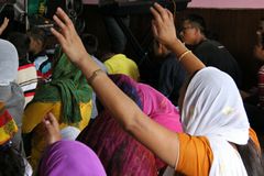 Nepalês é impactado pela cura de esposa paralisada após procurar o "Deus dos cristãos"