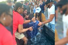 Pessoas se entregam a Jesus e são batizadas na rua em que George Floyd foi assassinado | Notícias Gospel