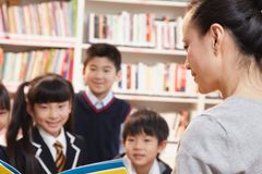 China demite professores cristãos que não renunciarem sua fé em Jesus