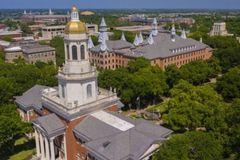 Ativistas LGBT movem ação para que alunos de universidades cristãs não recebam benefícios