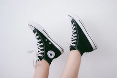 Tênis pretos: o par ideal para compor qualquer look