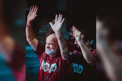 Vídeo: Pastor chora ao ver seu pai chegar de surpresa para ser batizado