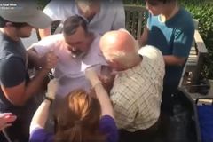 Perto da morte, paciente realiza seu último desejo: ser batizado