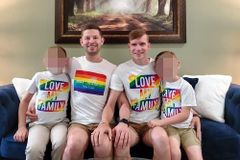 Gays adotam meninos, abusam deles e oferecem em rede de pedofilia