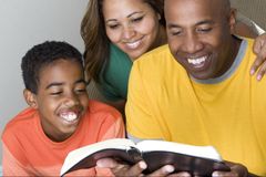 Estudo: família e Bíblia são mais importantes para encarar conflitos