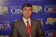 Pastor critica o "cair no Espírito" e faz alerta: "Jesus jamais derrubou alguém" | Notícias Gospel