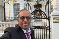 Missionário entrega Bíblias nas embaixadas da Ucrânia e Rússia