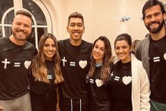 Jogador Roberto Firmino é batizado com a presença de amigos na Inglaterra