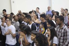 Pastor alerta sobre a saída de jovens das igrejas: "Para onde vão?"