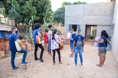 Idoso que sofria com o isolamento se emociona ao receber a visita de jovens de igreja | Notícias Gospel