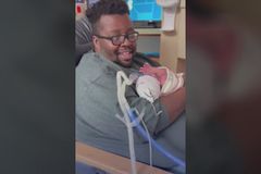 Pai viraliza ao cantar louvor para filho prematuro na UTI: "Prova de que Deus é fiel"