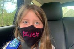 Estudante é proibida de usar máscara com a frase "Jesus me Ama", nos EUA