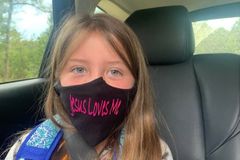 Menina que foi proibida de usar a máscara "Jesus Me Ama" nos EUA atrai alunos para Deus