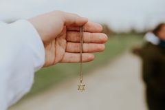 Memória do Holocausto: Como cristãos têm alcançado judeus sobreviventes da tragédia