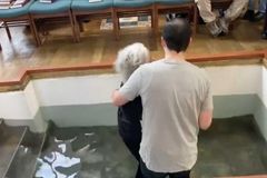 Com Parkinson, idosa se entrega a Jesus, é batizada e emociona