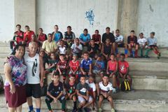 Treinador de futebol vira pastor e inicia projeto para evangelizar crianças