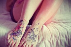 Ex-bruxa explica como as tatuagens podem se relacionar com rituais de sangue