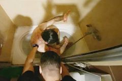 Ex-muçulmano é batizado e volta ao país para evangelizar família: ‘Quero falar de Jesus’