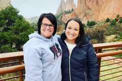 Gêmea que sobreviveu ao aborto perdoa mãe biológica através da fé