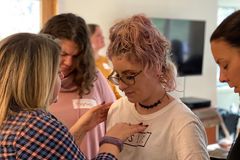 Grupo de mulheres evangeliza strippers em Nova York: ‘Vidas que precisam ser redimidas’